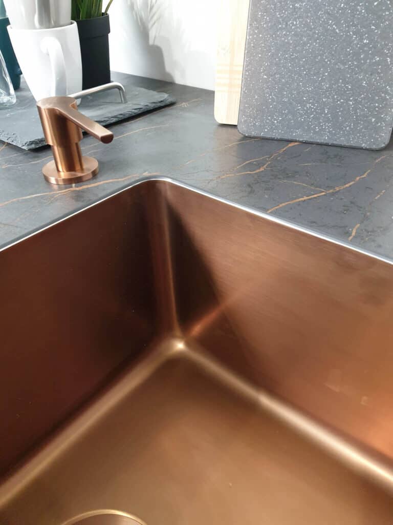 zwart keukenblad met brons